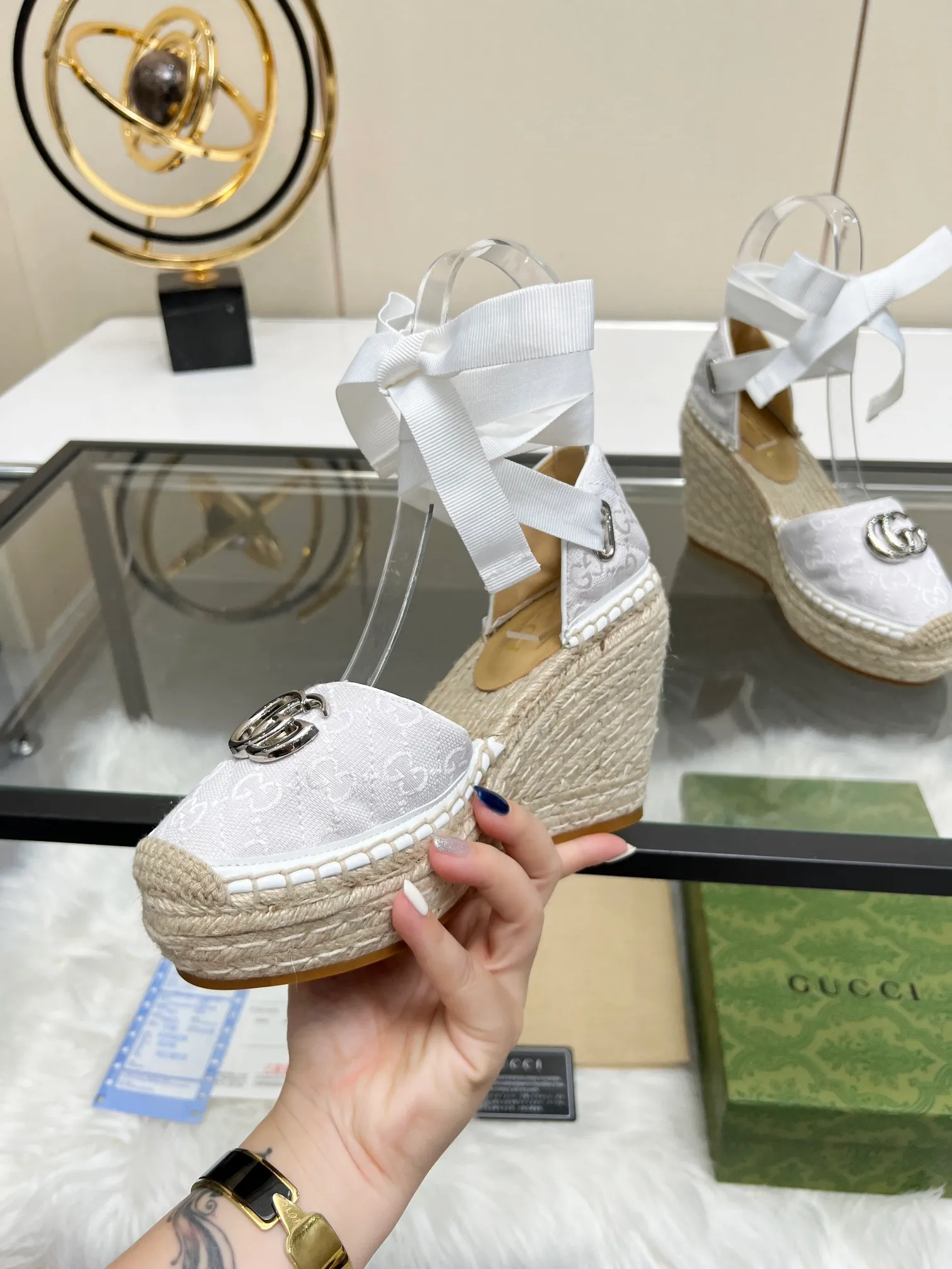 👟👟Ex-factory price 440👟👟 GUCCI wedge fisherman sandals, thick-soled straw, high-end quality, fabric: double G fabric, electric embroidery, lining: mixed sheepskin lining, yardage: 35～42, color: pure white. Dear new and old customers, the picture has been updated, please transfer the image to change. The upgraded version of the wedge heel currently has more than 40 colors. Transfer the image to sell.